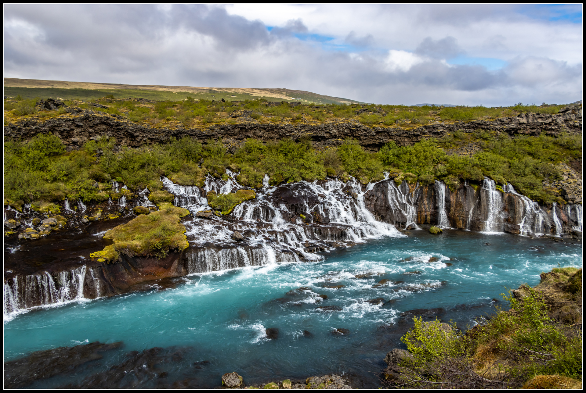 hraunfossar-et-glanni-islande-cascades-spectaculaires-et-nature-sauvage