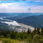 La route entre Tok et Dawson City.